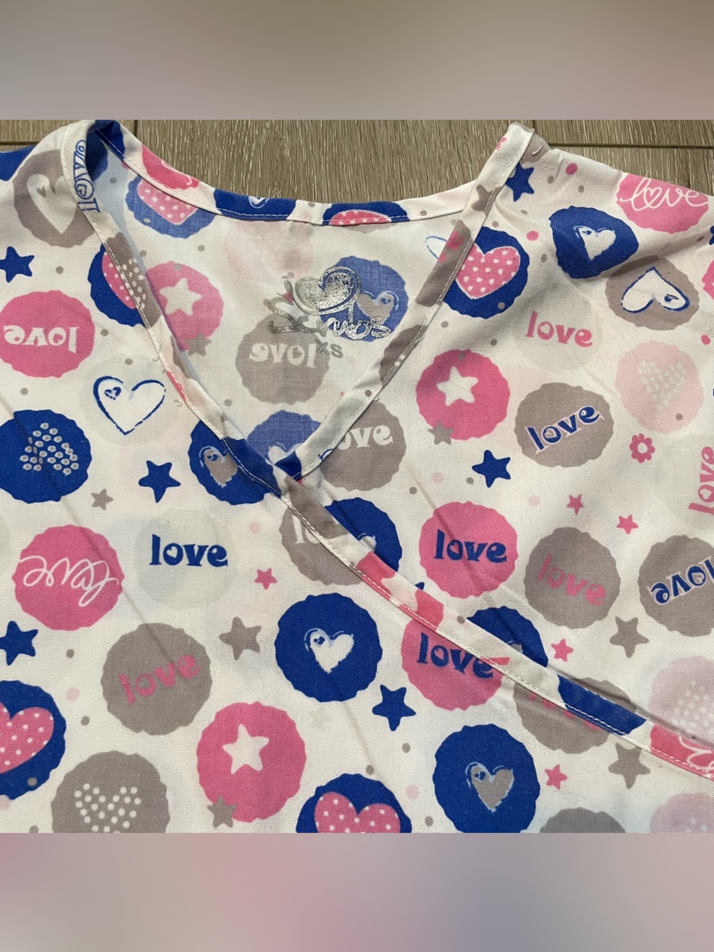 Trendy XS Scrub Top - I Love Scrubs Pink Blue Hearts Stars Pattern - Picture 2 of 5